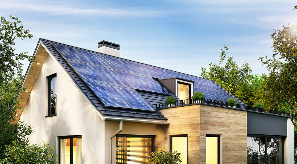 Modernes Haus mit großer Photovoltaik-Anlage auf dem Dach