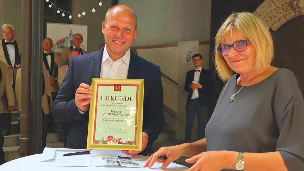 Bürgermeister Henrik Simon mit Geschäftsführerin Renate Mühlner bei Urkundenübergabe zum Sponsoringvertrag.