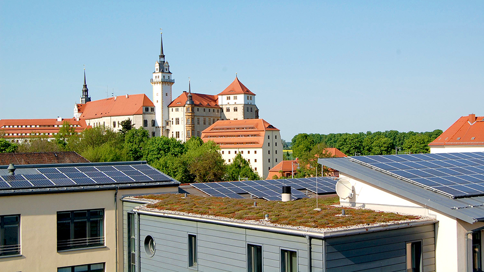 Außenansicht Stadtwerke Torgau mit PV-Anlage auf dem Dach