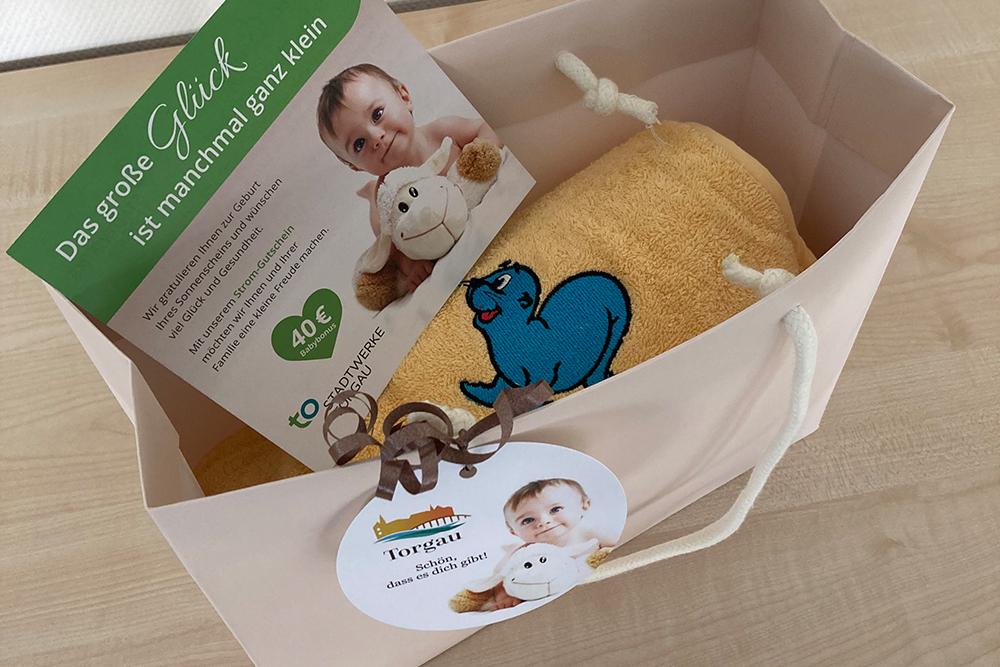 Detailaufnahme Babypaket mit Babybonus-Flyer und Handtuch