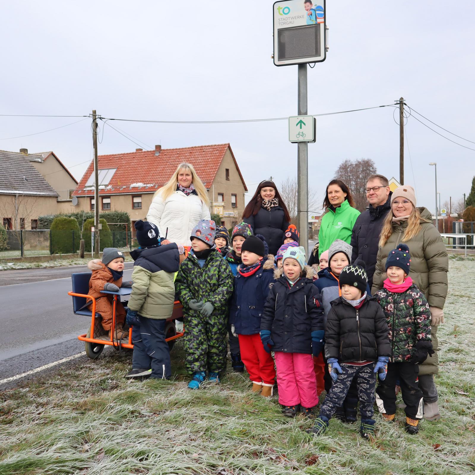 Pressefoto zur offiziellen Einweihung der Tempotafel mit Kindergartenkindern, Geschäftsführerin Renate Mühlner und Verantwortlichen