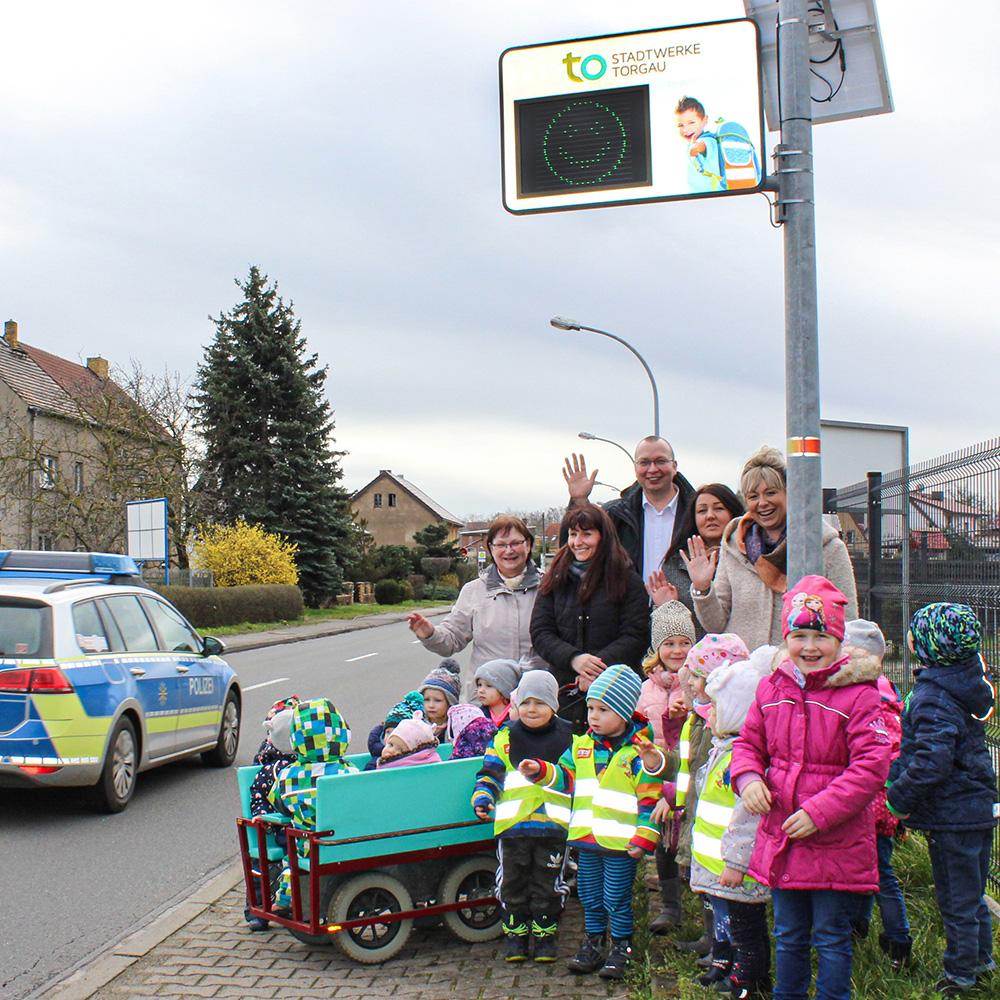 Pressefoto zur offiziellen Einweihung der Tempotafel mit Kindergartenkindern, Geschäftsführerin Renate Mühlner und Verantwortlichen