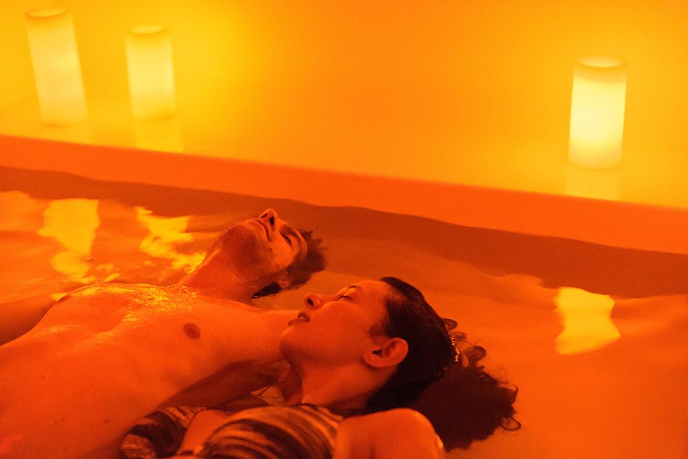 Paar-Floating im Kerzenschein