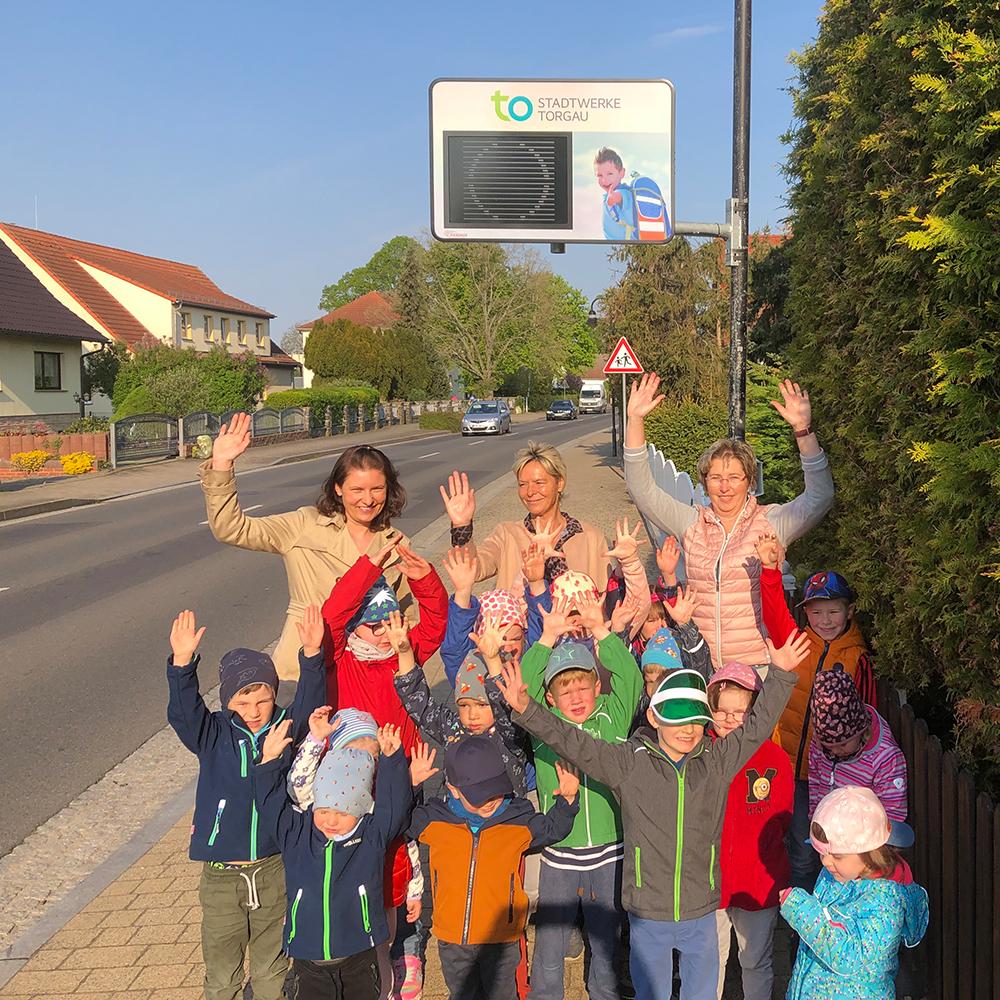 Pressefoto zur offiziellen Einweihung der Tempotafel mit Kindergartenkindern, Geschäftsführerin Renate Mühlner und Verantwortlichen
