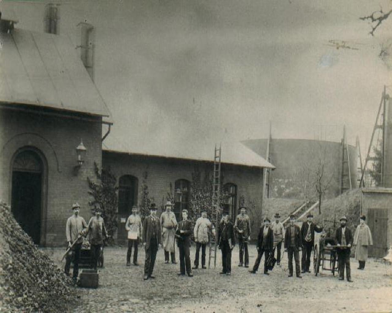 Historisches Foto des ersten Gaswerks in Torgau mit allen Mitarbeitern im Vordergrund