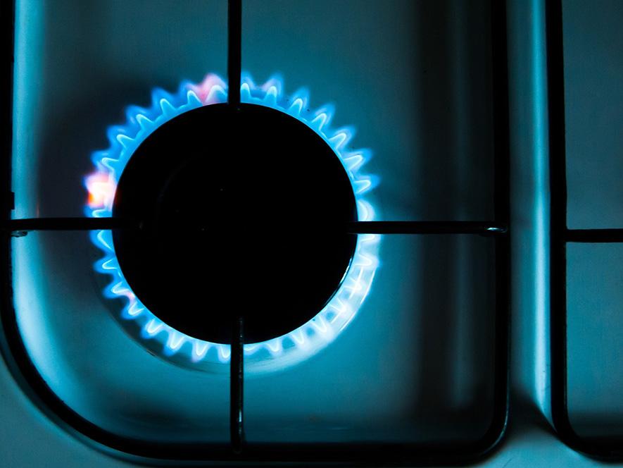 Draufsicht auf Flamme eines Gasherdes