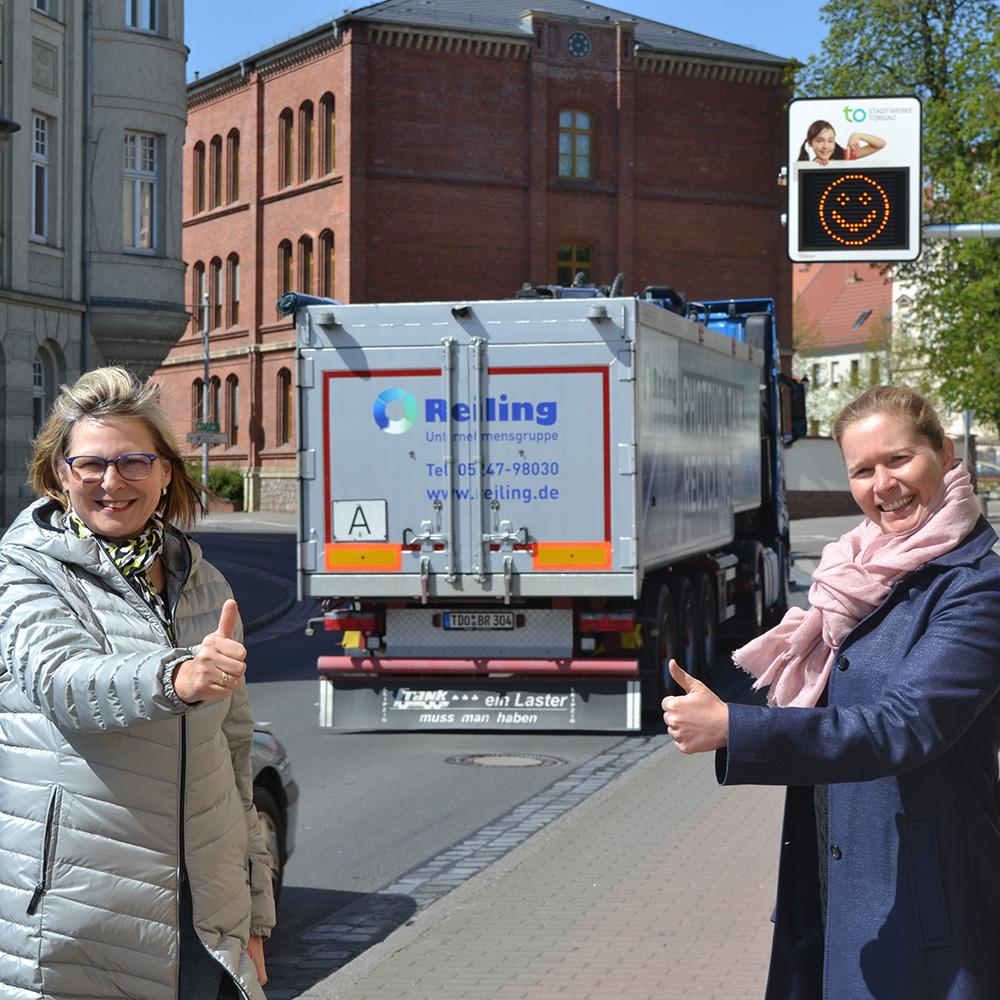 Pressefoto zur offiziellen Einweihung der Tempotafel mit Kindergartenkindern, Geschäftsführerin Renate Mühlner und Verantwortlichen