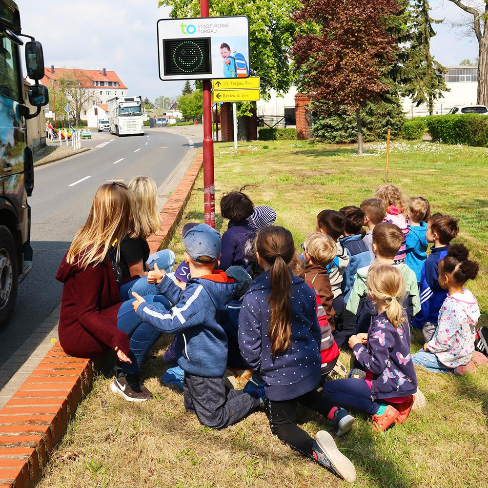 Pressefoto zur offiziellen Einweihung der Tempotafel mit Kindergartenkindern, Geschäftsführerin Renate Mühlner und Verantwortlichen