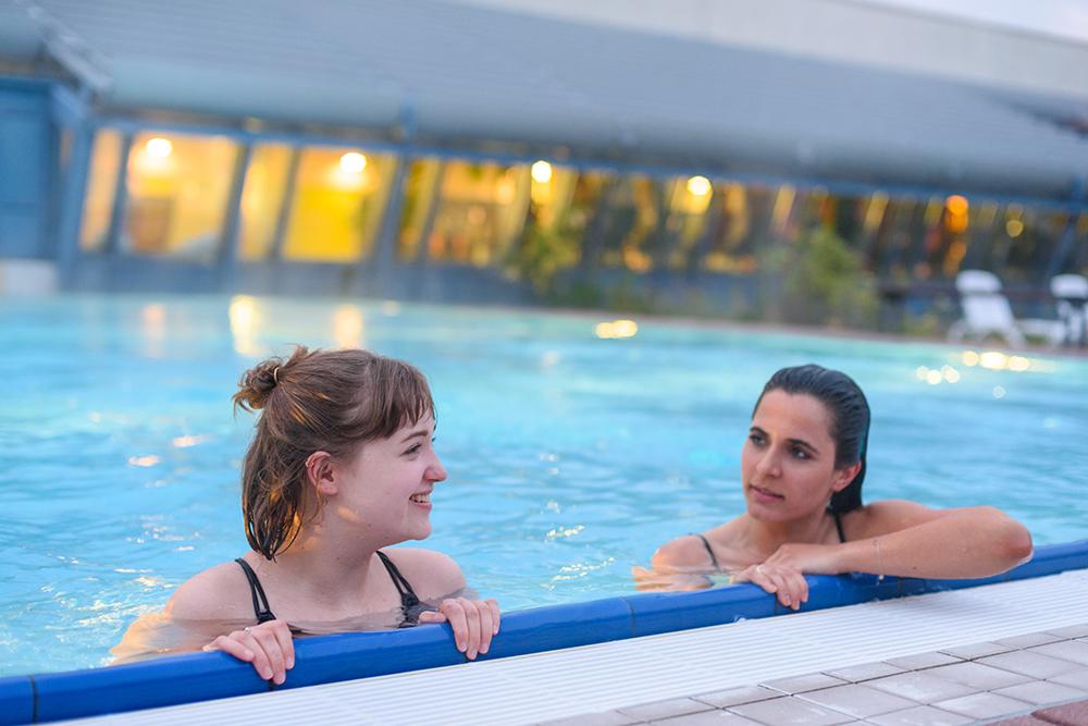 Außenbecken vom Aquavita Torgau mit zwei Schwimmerinnen im Vordergrund