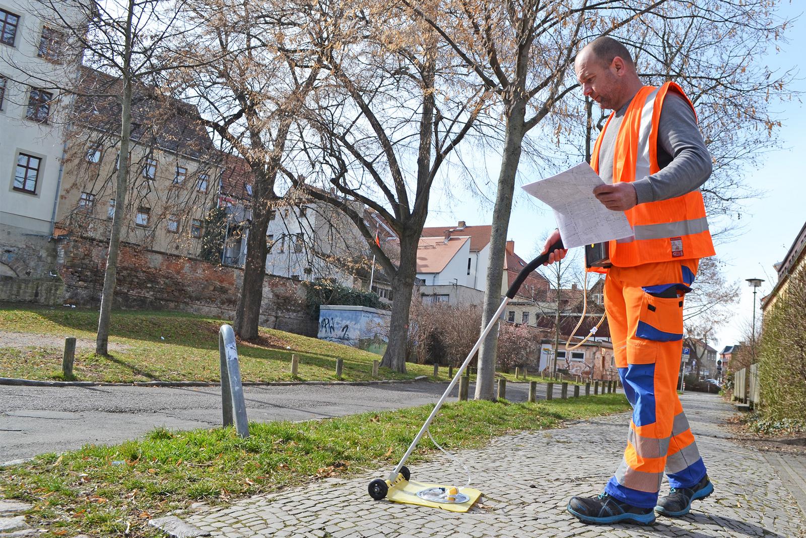Ein sogenannter "Gasspürer" untersucht die Gasrohrleitungen mit dem Gasprüfer.