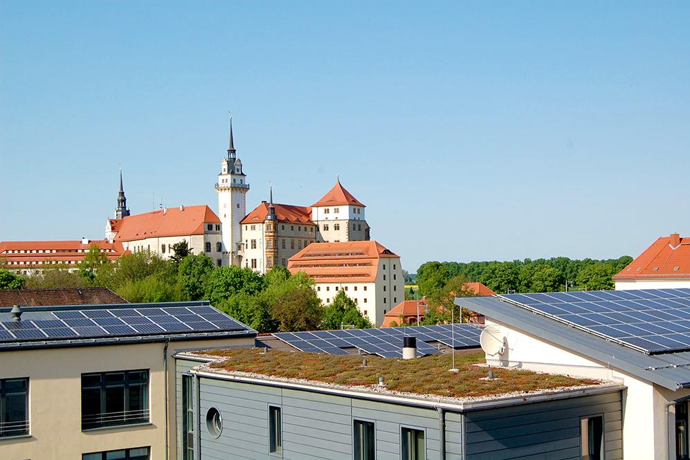 Außenansicht Stadtwerke Torgau mit PV-Anlage auf dem Dach