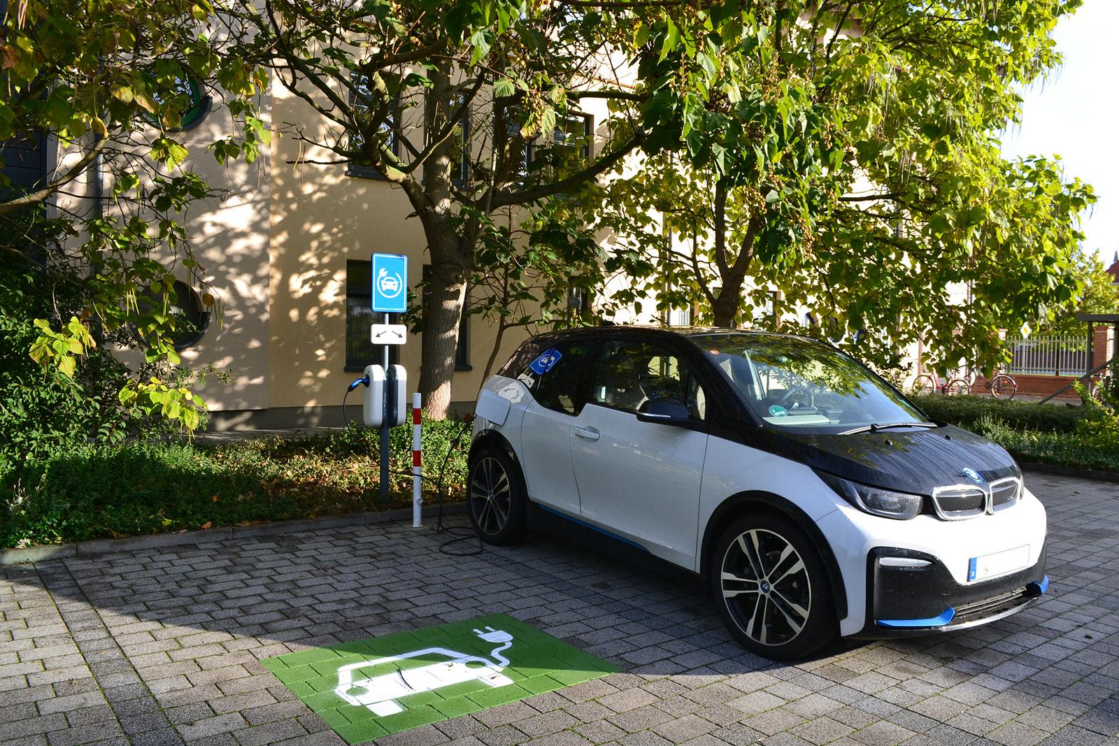 E-Auto parkt auf E-Auto-Parkplatz mit Ladesäule
