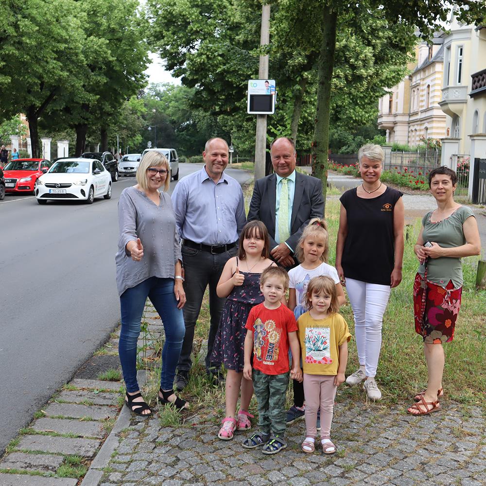 Pressefoto zur offiziellen Einweihung der Tempotafel mit Kindergartenkindern, Geschäftsführerin Renate Mühlner und Verantwortlichen