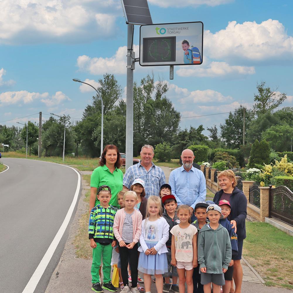 Pressefoto zur offiziellen Einweihung der Tempotafel mit Kindergartenkindern, Geschäftsführerin Renate Mühlner und Verantwortlichen