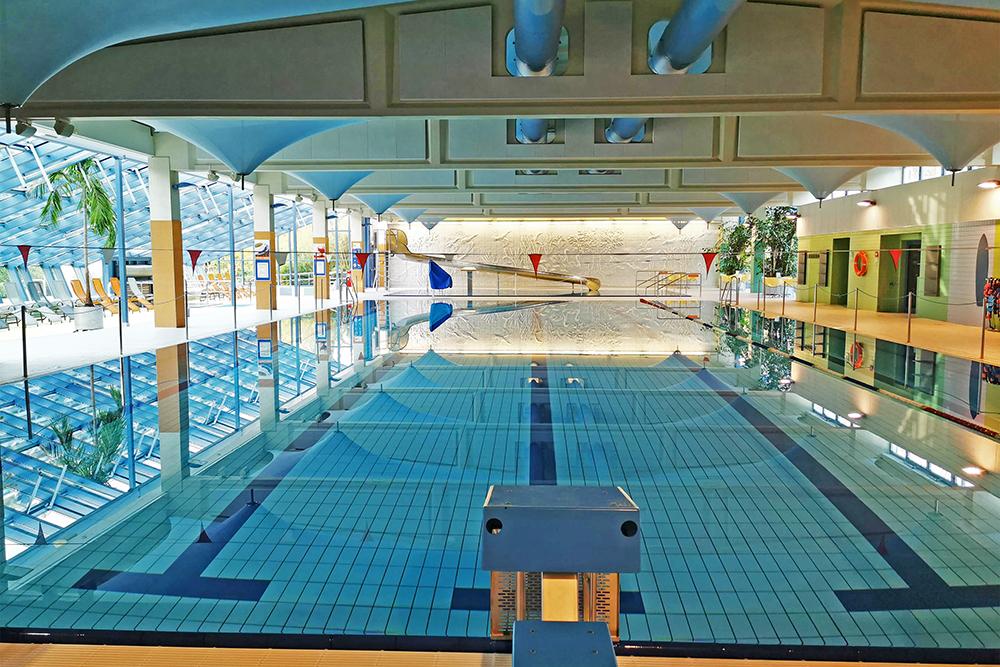 Sportbecken im Aquvita Torgau mit Blick auf Kinderbecken und Edelstahlrutsche
