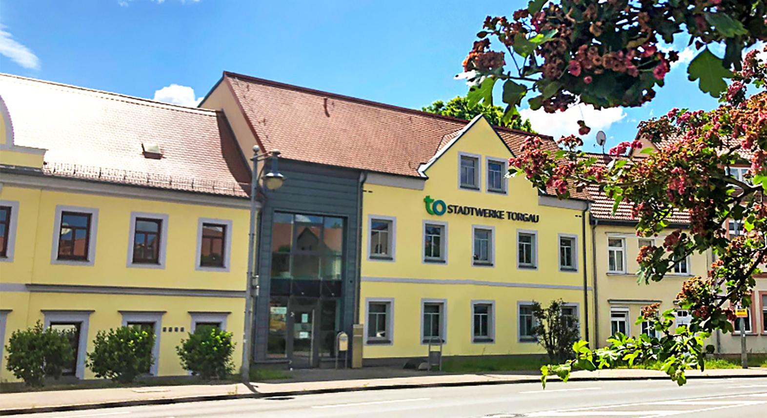 Bürogebäude Stadtwerke Torgau im Frühling