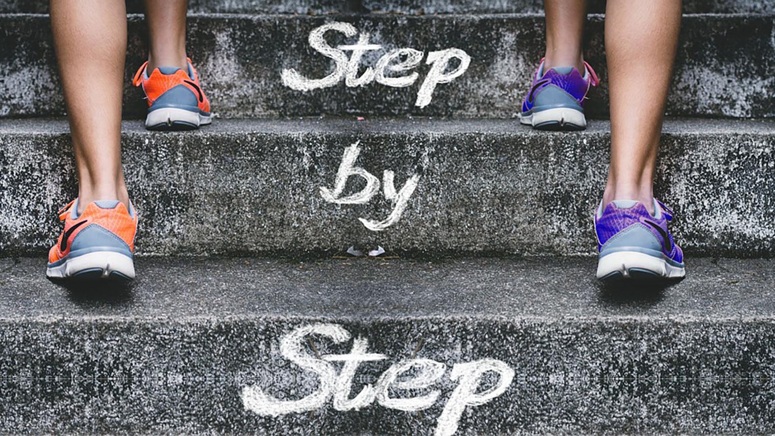 Treppe mit Aufschrift Step by Step