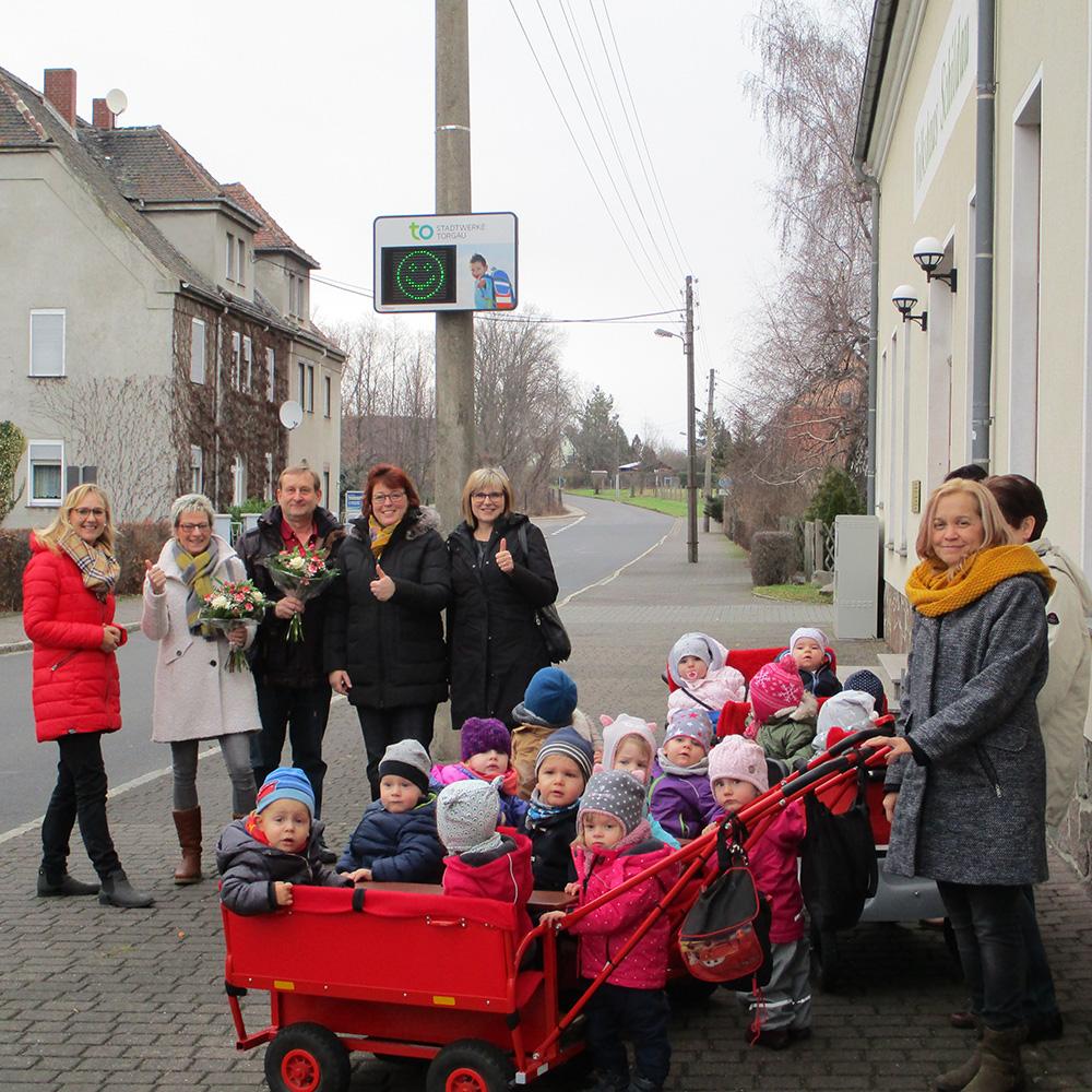Pressefoto zur offiziellen Einweihung der Tempotafel mit Kindergartenkindern, Geschäftsführerin Renate Mühlner und Verantwortlichen