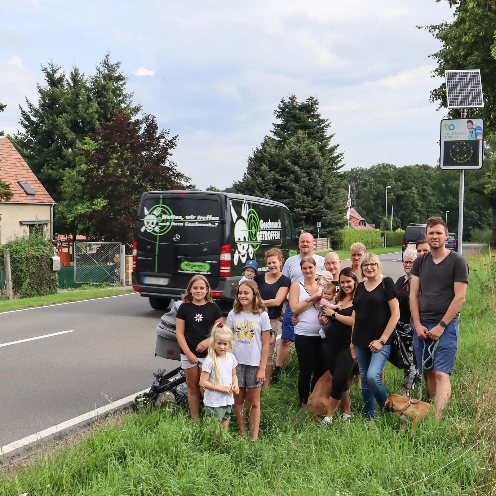 Pressefoto zur offiziellen Einweihung der Tempotafel mit Kindergartenkindern, Geschäftsführerin Renate Mühlner und Verantwortlichen