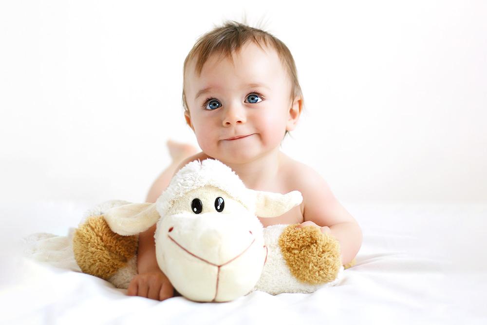 Baby mit Kuscheltier