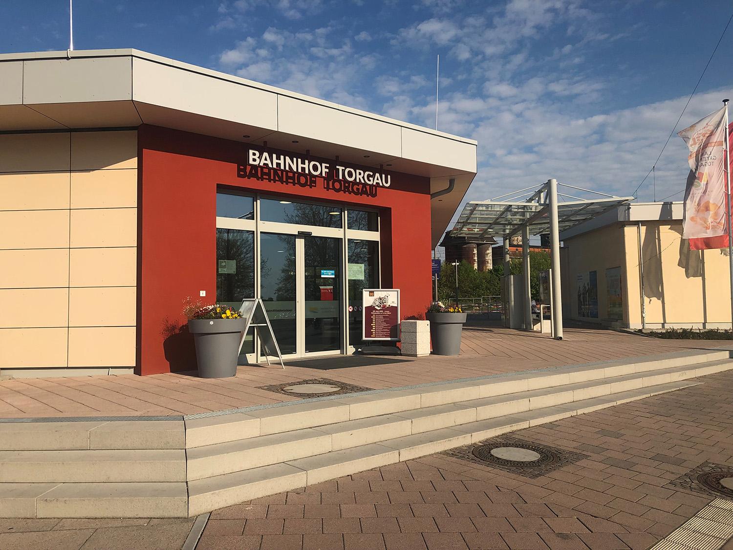 Außenaufnahme Bahnhof Eingangsbereich