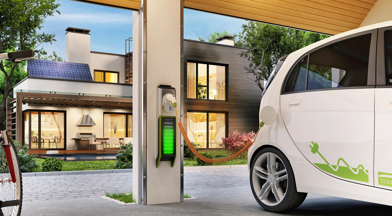 E-Auto parkt in Garage mit Ladestation