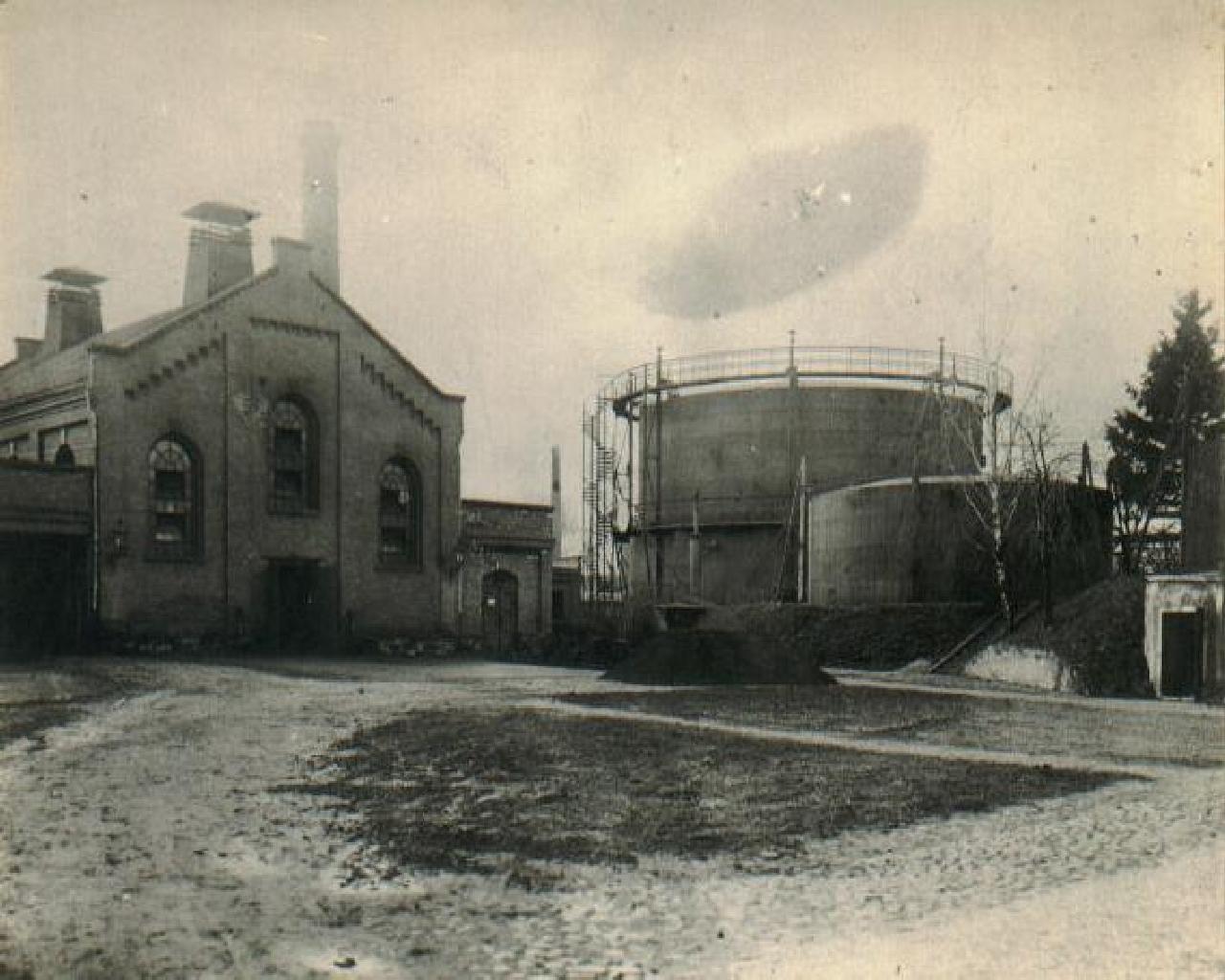 Historisches Foto des ersten Gaswerks in Torgau mit Gasbehälter.