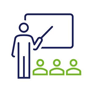 Icon Weiterbildung mit einem Lehrer an einer Tafel und Schülern in den Farben grün und blau