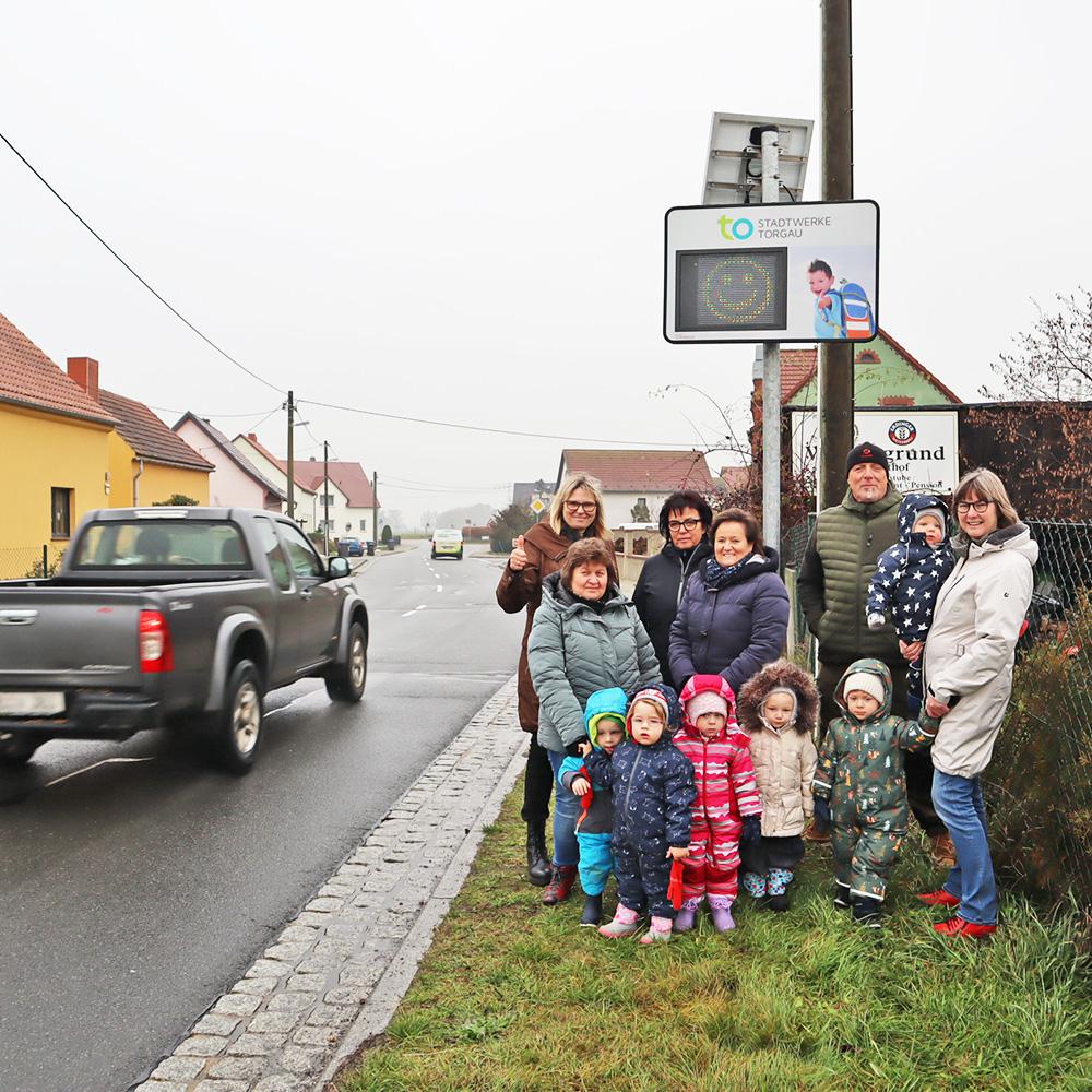 Pressefoto zur offiziellen Einweihung der Tempotafel mit Kindergartenkindern, Geschäftsführerin Renate Mühlner und Verantwortlichen