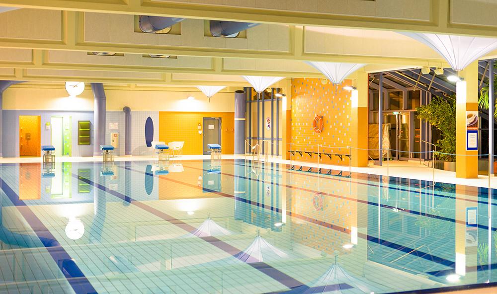 Sportbecken des Aquavita Torgau mit Blick auf die Startblöcke