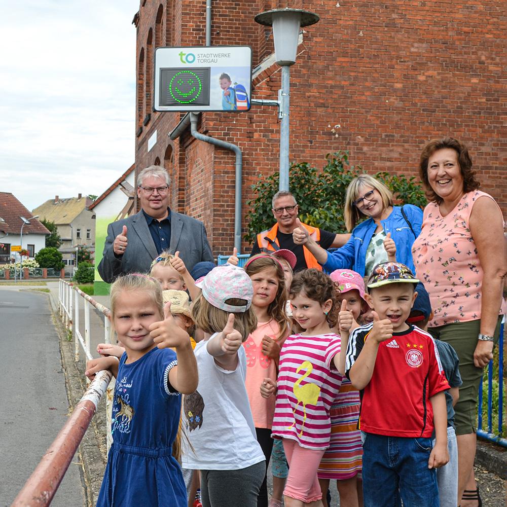 Pressefoto zur offiziellen Einweihung der Tempotafel mit Kindergartenkindern, Geschäftsführerin Renate Mühlner und Verantwortlichen