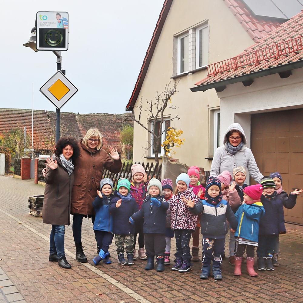 Pressefoto zur offiziellen Einweihung der Tempotafel mit Kindergartenkindern, Geschäftsführerin Renate Mühlner und Verantwortlichen