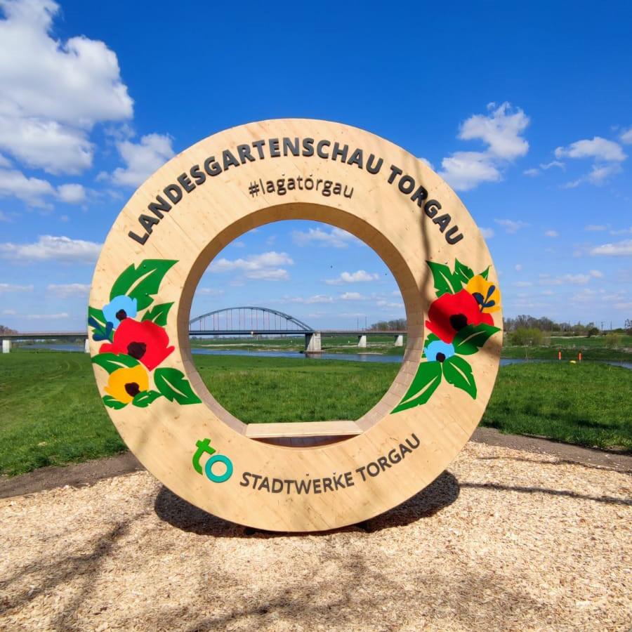 runder Fotopoint zur Landesgartenschau 2022 in Torgau mit Stadtwerke Torgau Logo und Blüten