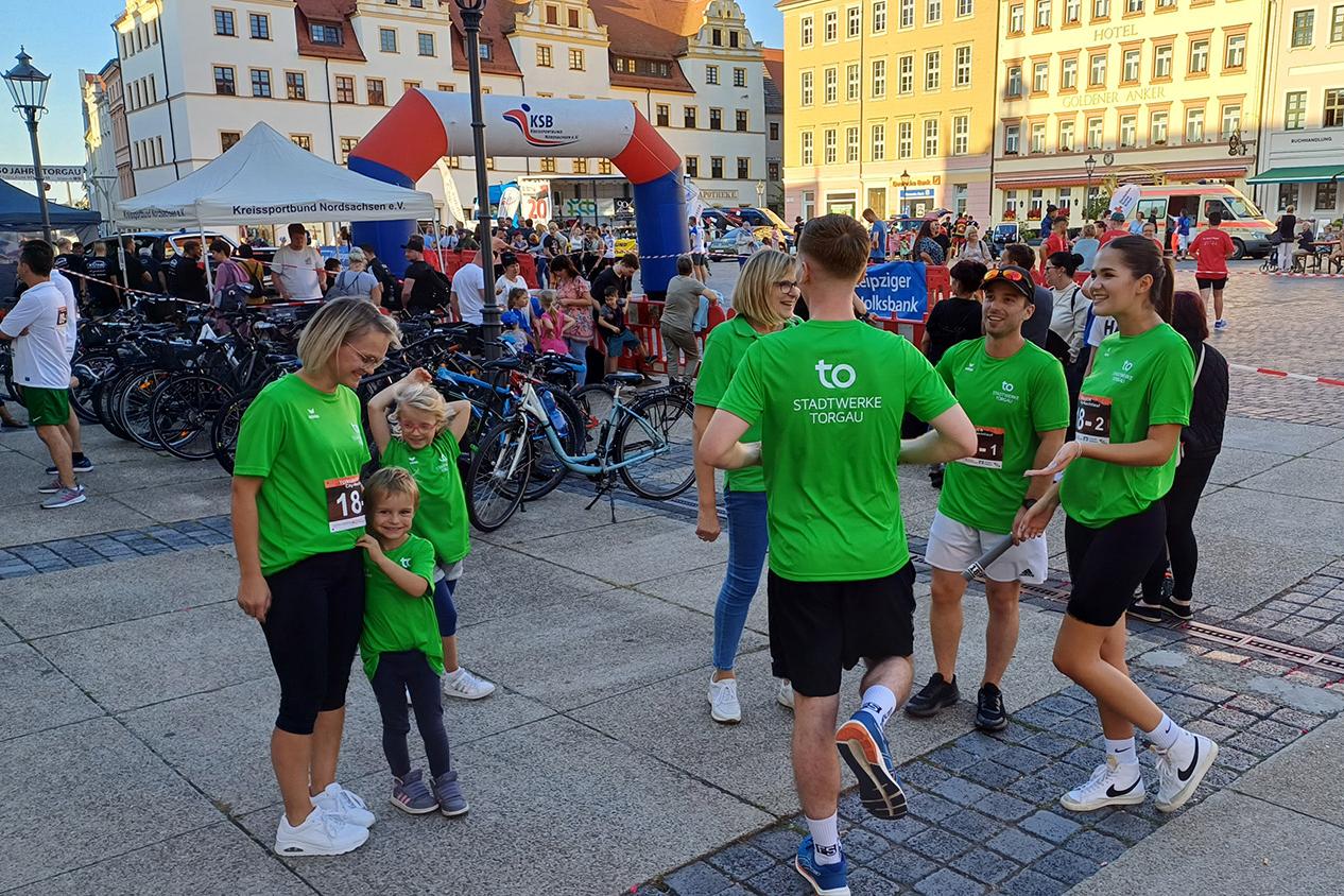 Team der Stadtwerke Torgau mit grünen T-Shirts zum City-Nachtlauf
