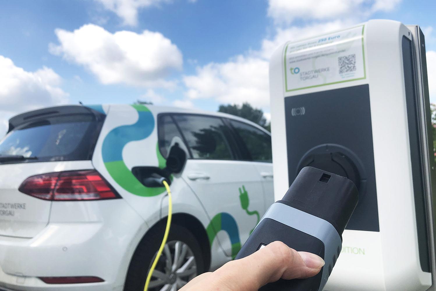 E-Auto laden an einer Ladesäule in Torgau