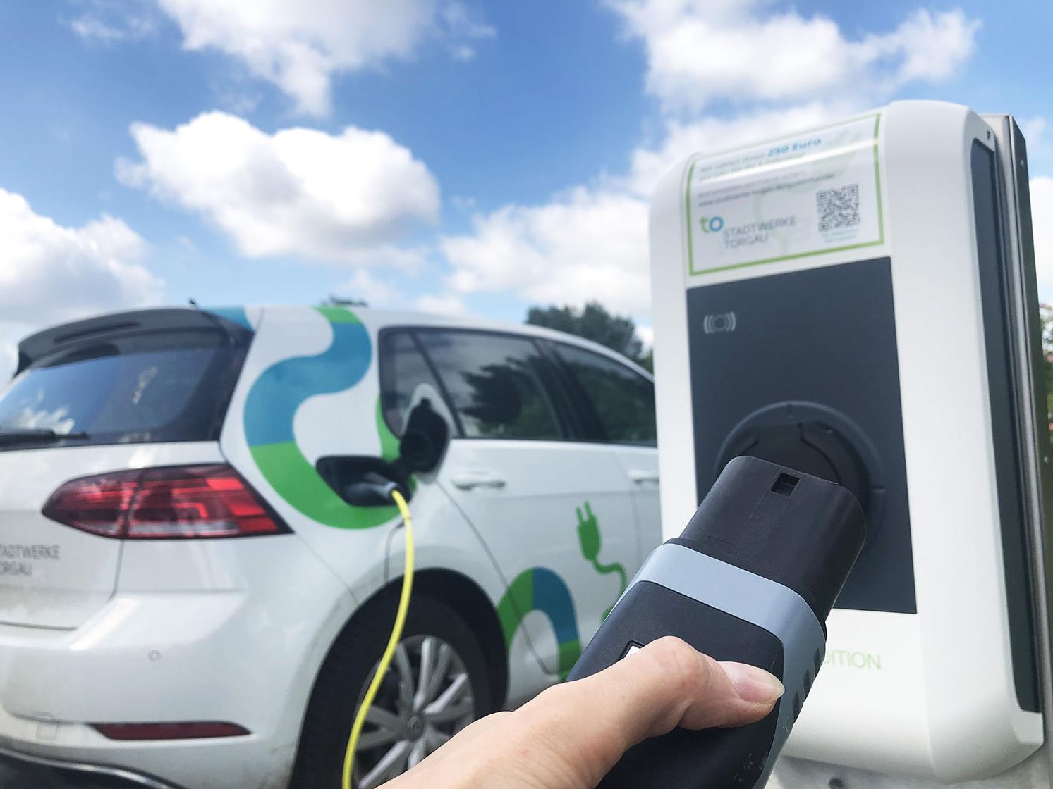 E-Auto laden an einer Ladesäule in Torgau