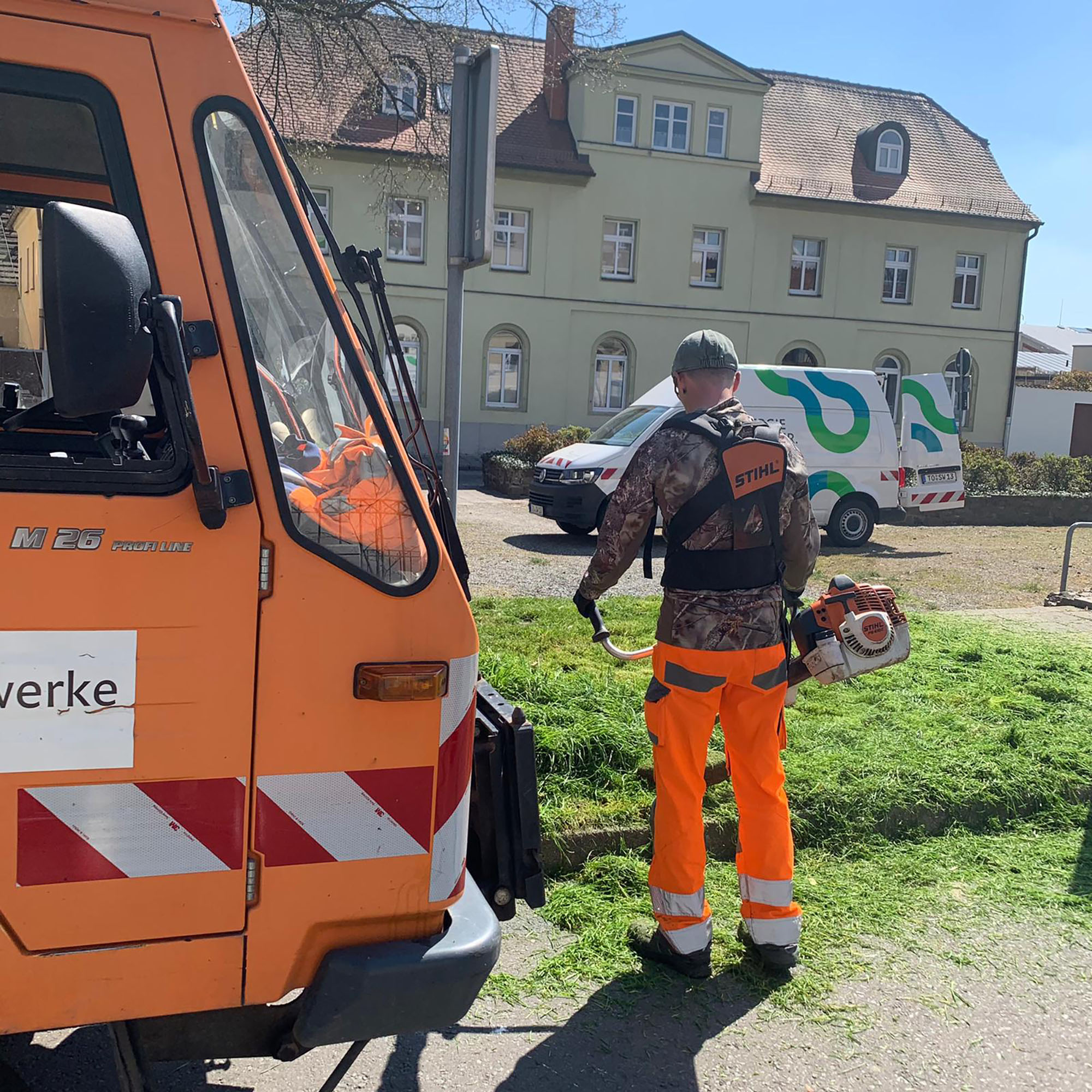 Mäharbeiten mit Motorsense mäht Wiese