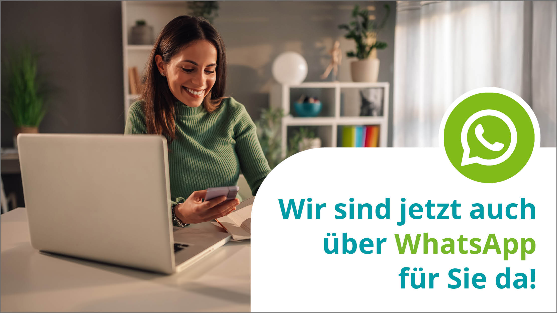 Frau hält lachend ein Smartphone in der Hand