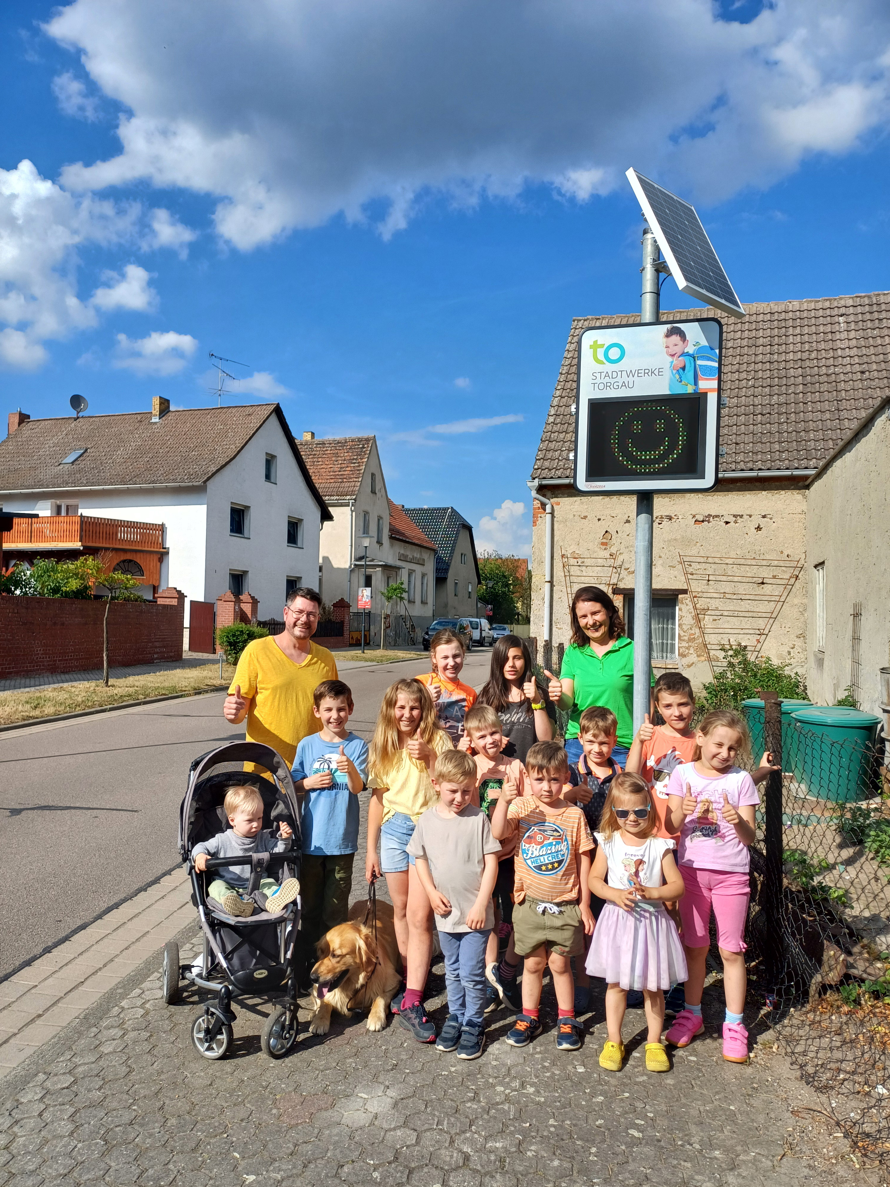 Pressefoto zur offiziellen Einweihung der Tempotafel mit Kindergartenkindern und Verantwortlichen