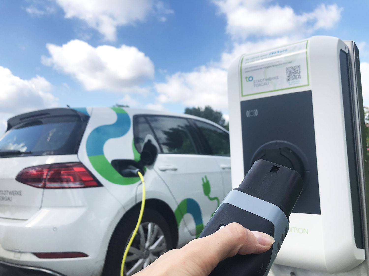 E-Auto laden an einer Ladesäule in Torgau